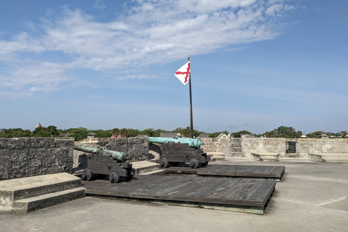 Flag and cannons on the top of Castillo de San Marcos National Monument