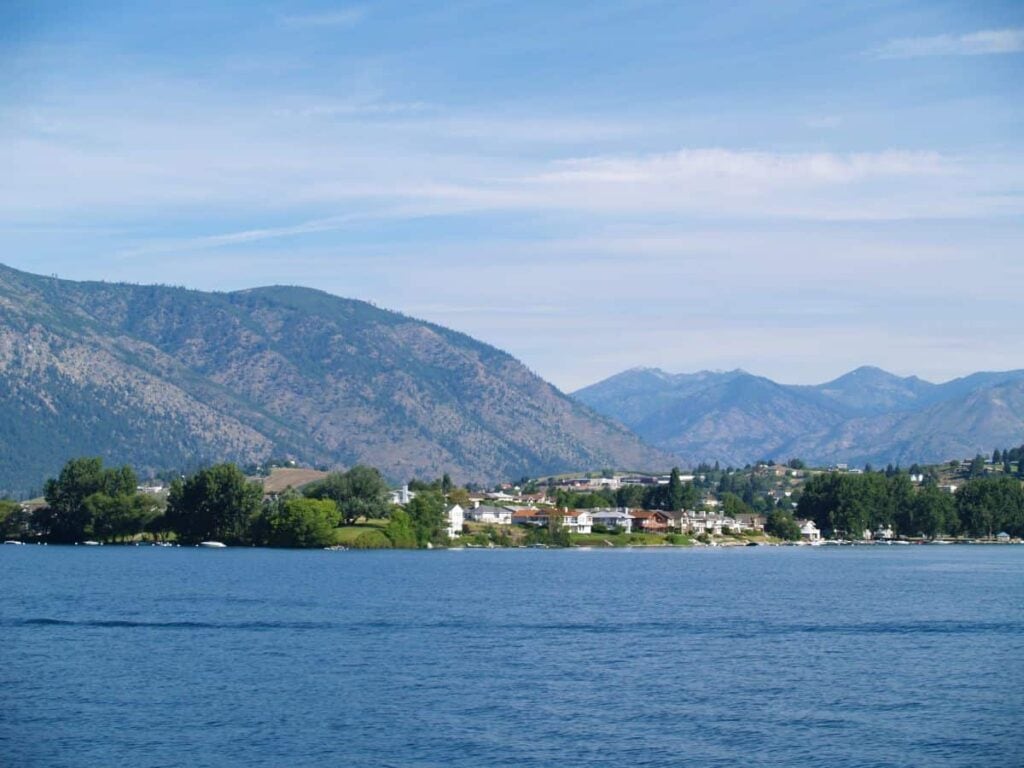 a town on the shore of Lake Chelan in Washington State
